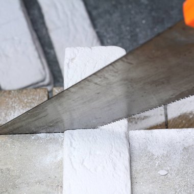 Dekoratif alçı kiremitleri kesiyorum. Gerekli elementin üretimi