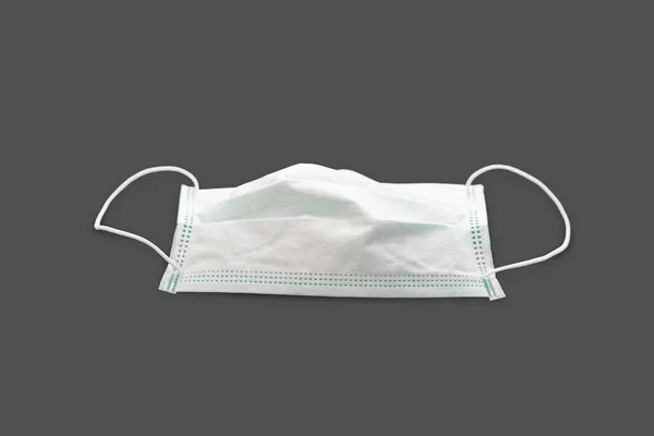 Lastik Kulaklıklı Cerrahi Maske Kırpma Yolu Ile Beyaza Izole Edilmiş — Stok fotoğraf