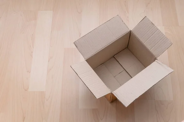 Caja Cartón Rectangular Abierta Vacía Sobre Fondo Madera Compras Línea —  Fotos de Stock