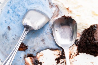 Beyaz üzerine soyut çikolatalı dondurma. Resmi kapat..