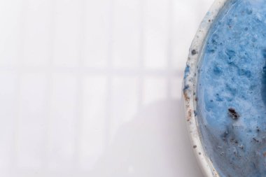 Beyaz üzerine soyut çikolatalı dondurma. Resmi kapat..