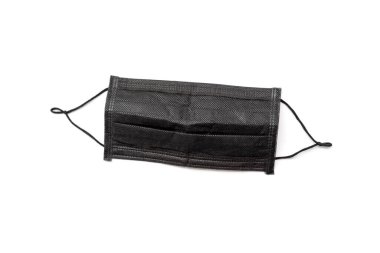 Lastik kulaklıklı cerrahi maske. Kırpma yolu ile beyaza izole edilmiş. Ağız ve burnu örtmek için siyah maske. Bakterilerin prosedür maskesi.