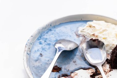 Beyaz üzerine soyut çikolatalı dondurma. Resmi kapat..