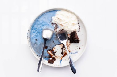 Beyaz üzerine soyut çikolatalı dondurma. Resmi kapat..