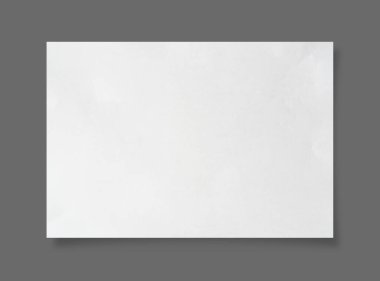 Gri arkaplanda kırpma yolu ile izole edilmiş beyaz kağıt tabaka.