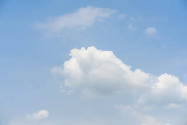 Cielo Blu Con Nuvole Bianche Morbide Semplice Cielo Esterno Sfondo — Foto Stock