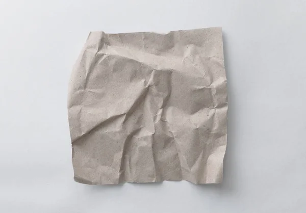 Kahverengi Kırışıklık Geri Dönüşüm Kağıdı Arka Planı Beyaz Zemin Üzerinde — Stok fotoğraf