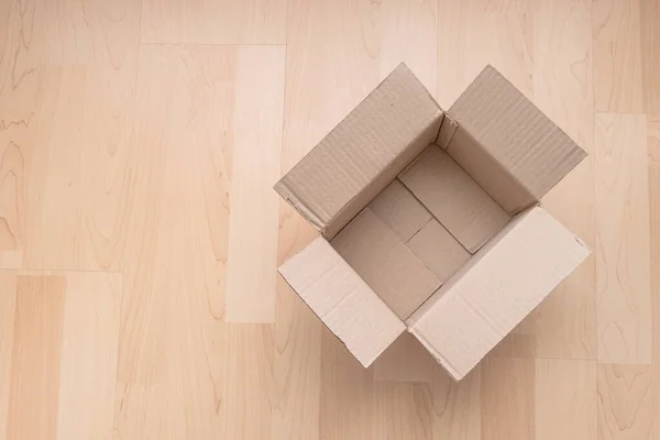 Caja Cartón Rectangular Abierta Vacía Sobre Fondo Madera Compras Línea —  Fotos de Stock