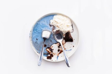 Beyaz üzerine soyut çikolatalı dondurma. Resmi kapat..