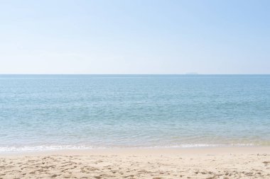 Yaz sahili geçmişi. Kum, deniz ve gökyüzü. Kopya alanı olan boş deniz ve sahil arkaplanı.