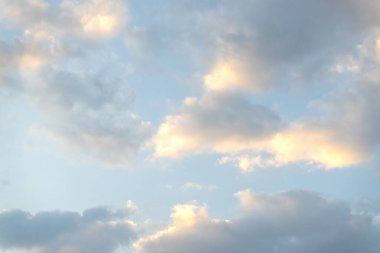 Güzel bulutlar ve mavi gökyüzü. Arkaplan için yumuşak bulutlu yumuşak gökyüzü.