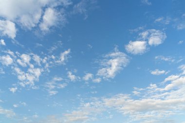 Güzel bulutlar ve mavi gökyüzü. Arkaplan için yumuşak bulutlu yumuşak gökyüzü.