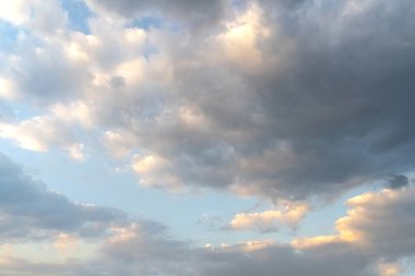 Güzel bulutlar ve mavi gökyüzü. Arkaplan için yumuşak bulutlu yumuşak gökyüzü.