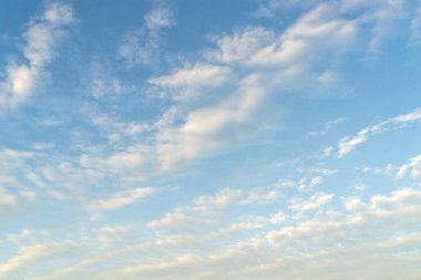 Güzel bulutlar ve mavi gökyüzü. Arkaplan için yumuşak bulutlu yumuşak gökyüzü.