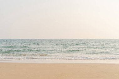 Deniz ve kum tropikal sahilde tatil için.