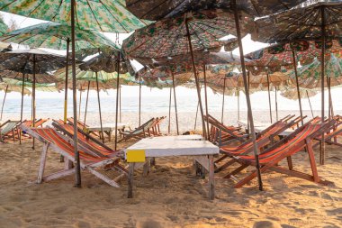 Tatil bölgesinde plaj sandalyeleri. Issız sahil denizindeki plaj salonları.