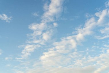 Güzel bulutlar ve mavi gökyüzü. Arkaplan için yumuşak bulutlu yumuşak gökyüzü.