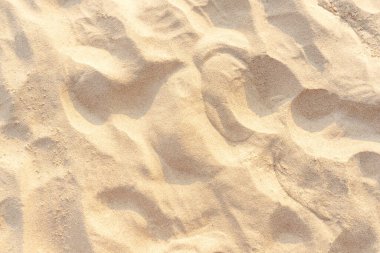Sahildeki kum dokusu. Açık bej rengi deniz kumu deseni, kumlu plaj arkaplanı..