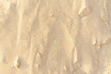 Sahildeki kum dokusu. Açık bej rengi deniz kumu deseni, kumlu plaj arkaplanı..