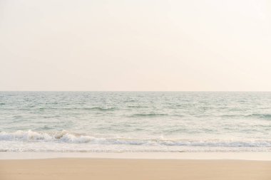 Deniz ve kum tropikal sahilde tatil için.