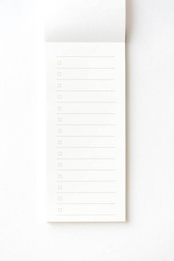 Boş not defteri beyaza izole edilmiş. Yakın plan..