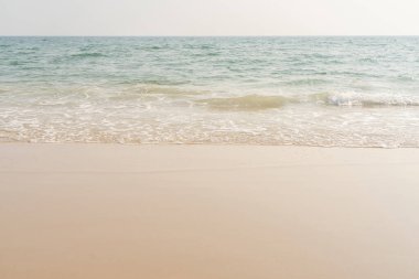 Kumsal ve deniz. Deniz ve kum tropikal sahilde tatil için.