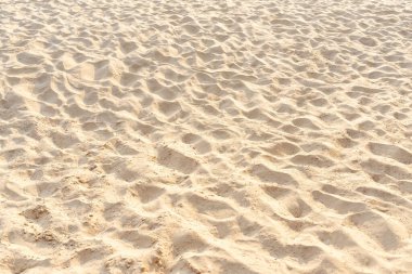 Arka plan olarak tropik plajdaki kum desenleri. Yazın açık deniz..