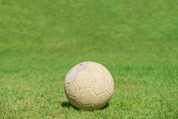 Vieja Pelota Fútbol Sobre Hierba Verde Del Campo Fútbol Fútbol — Foto de Stock