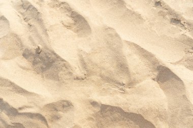 Arka plan için kum deseni dokusu. Tropikal kumsaldan gelen kahverengi çöl deseni. Yakın plan..