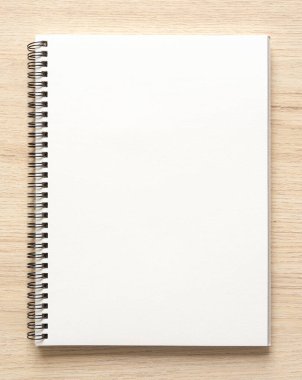 Tahta arka planda izole edilmiş, Kraft Kağıt kapaklı, boş spiral kaplı defter motifi. Yüksek çözünürlük.