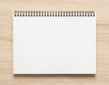Tahta arka planda izole edilmiş, Kraft Kağıt kapaklı, boş spiral kaplı defter motifi. Yüksek çözünürlük.