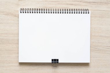 Tahta arka planda izole edilmiş, Kraft Kağıt kapaklı, boş spiral kaplı defter motifi. Yüksek çözünürlük.