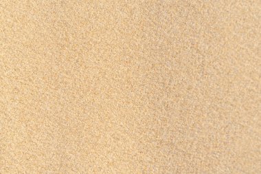 Kumsalda kum dokusu. Arka plan için kahverengi kumsal. Yakın plan..