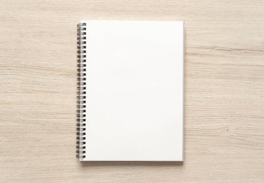 Tahta arka planda boş spiral kaplı defter şablonu. Yüksek çözünürlük.