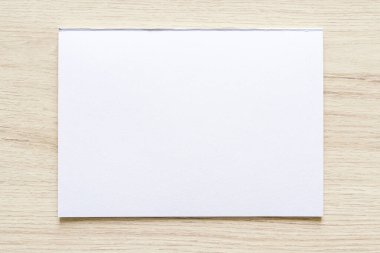 Ağaç zemininde kırpma yolu olan suluboya kağıt dokusu. Yırtık kenarlı beyaz kağıt çarşaf. Yüksek çözünürlüklü sanat kağıdı yüksek kaliteli dokusu.