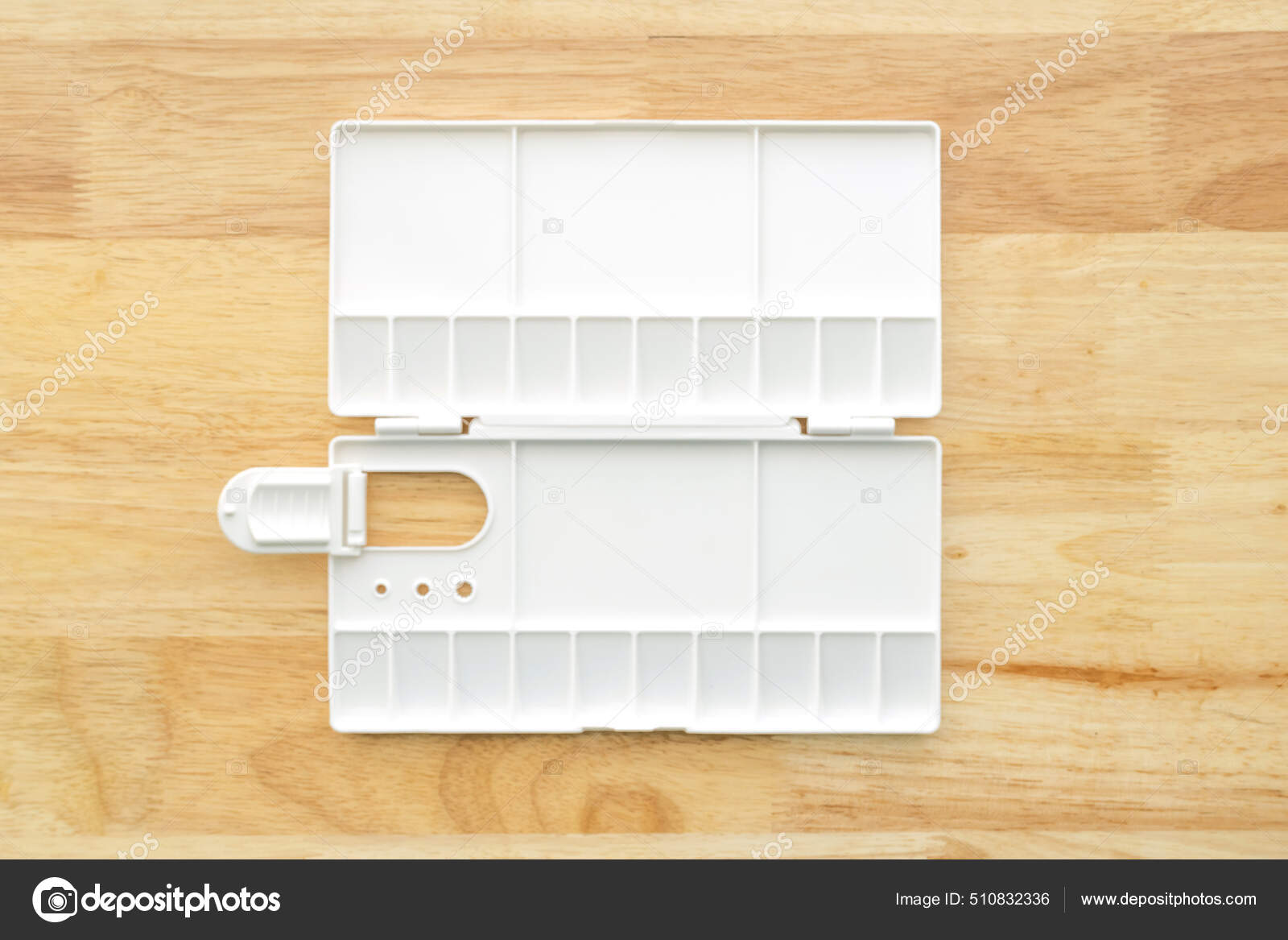 White Watercolor Palette Empty Watercolor Tray Isolated Wood Background  White Stock Photo by ©praew_p_1985.hotmail.com 510832336