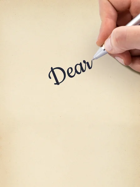 Hand schrijven 'Geachte' op leeftijd vel papier. — Stockfoto