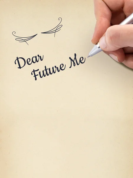 Χέρι που γράφει "Αγαπητέ μέλλον μου" σχετικά ηλικίας φύλλο χαρτιού. — Φωτογραφία Αρχείου