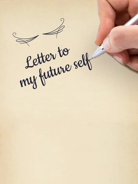 Χέρι που γράφει "Επιστολή να μου μέλλον εαυτό" σχετικά ηλικίας φύλλο χαρτιού. — Φωτογραφία Αρχείου