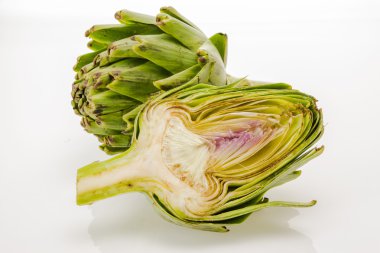 Beyaz arka plan üzerinde izole taze enginar.