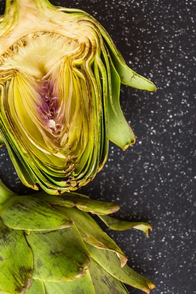 Alcachofra fresca cortada em dois macro shot — Fotografia de Stock