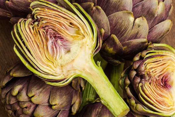 Mucchio di carciofi viola primo piano sfondo — Foto Stock