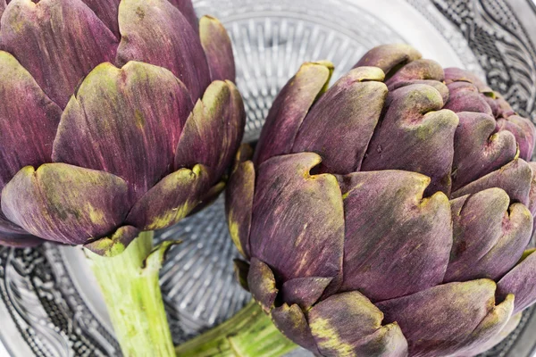 Fresco viola carciofi primo piano sfondo — Foto Stock