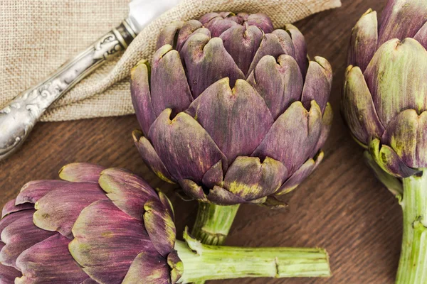 Fresh purple artichokes closeup background — Stock Photo, Image