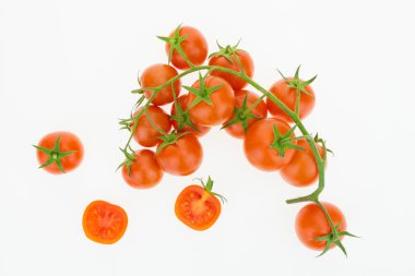 Yığın kiraz domates ve bazı beyaz arka plan üzerinde ikiye böldüm.