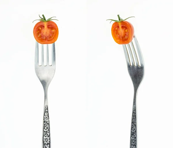 Tomate cerise coupée en deux sur fourchette, vue de face et de côté, sur fond blanc . — Photo