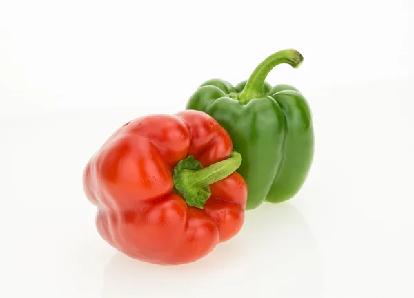 Fresh red and green bell peppers, isolated on white background. — Stock Photo, Image