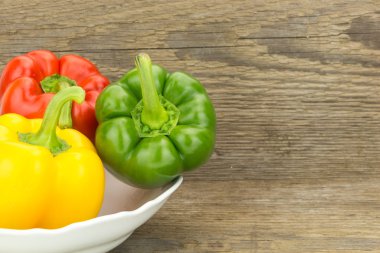 Kasede taze biber, ahşap yüzeyde.