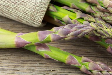 Kuşkonmaz spears ipuçları closeup ahşap yüzey üzerinde 