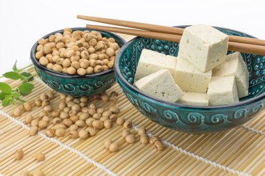Tofu soya kasede beyaz arka plan üzerinde ile küpler halinde kesilmiş